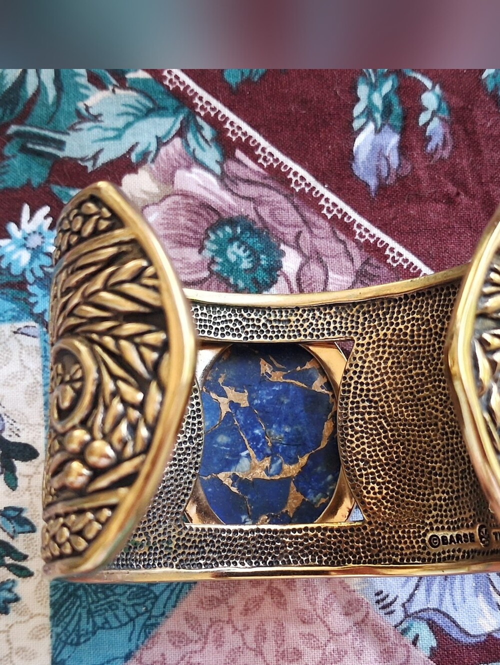 STUDIO BARSE CUFF W/ OVAL GOLD VEINED LAPIS STONE SET IN INTRICATE CARVED BRONZE - Picture 6 of 7